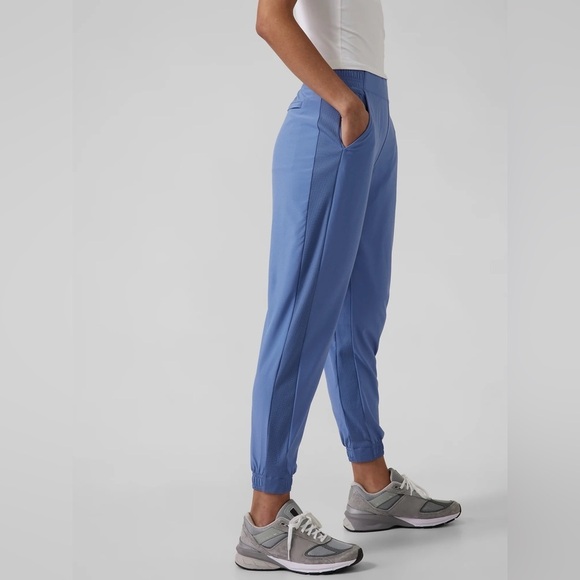 NWOT - Athleta Brooklyn Legacy Midrise Joggers - Size 4 - Picture 1 of 4